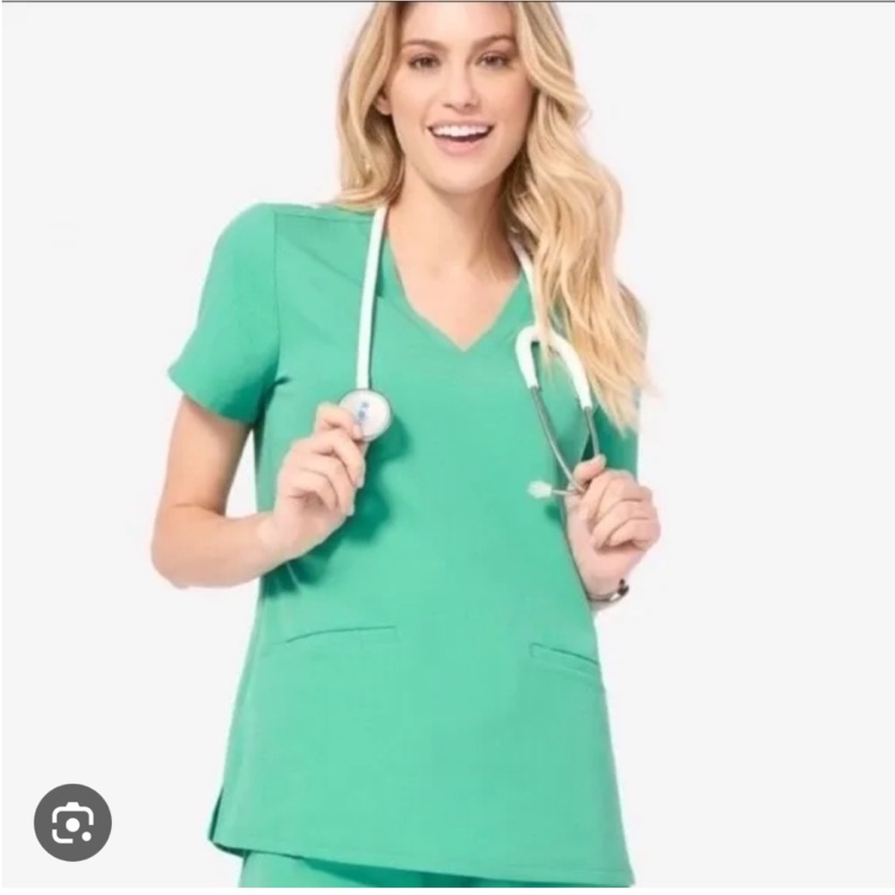 Figs women scrub set in surgical Green. Casma Top XS. Yola Bottom XSP.